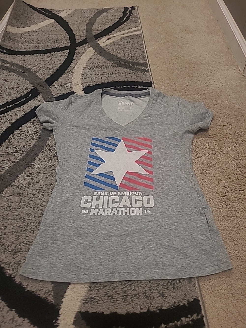 Bank of America Chicago Marathon Gray Dri-FIT Tee Smal Star Graphic Nike Womens